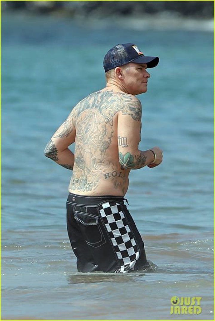 Carl Edwards: Wife, net worth, tattoos, smoking & body facts