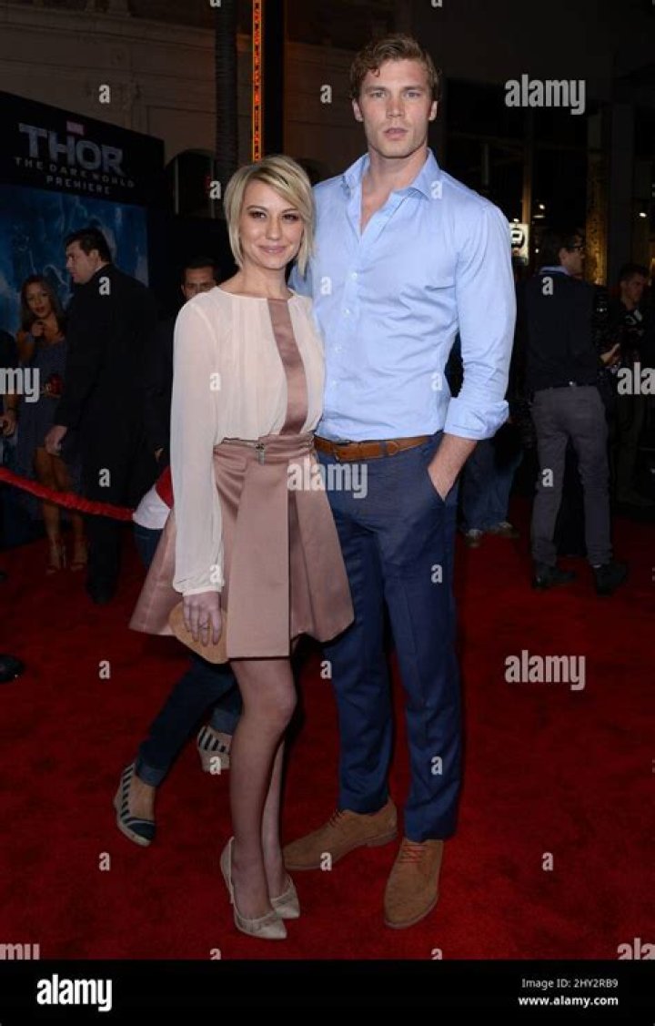 Derek Theler Height, Married, Wife, Dating, Girlfriend, Body Net Worth