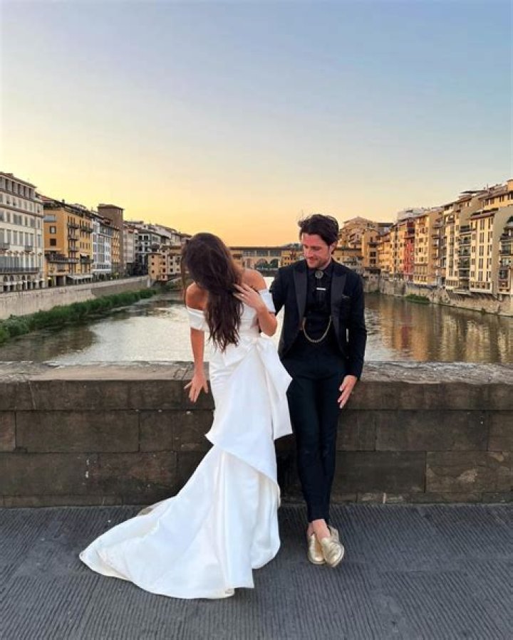 Does Paniz Zade Have A Wikipedia Bio, Dashing Home For Christmas Actress Age