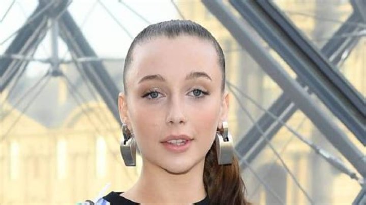 Emma Chamberlain Age, Height, Boyfriend, Net Worth & Pictures