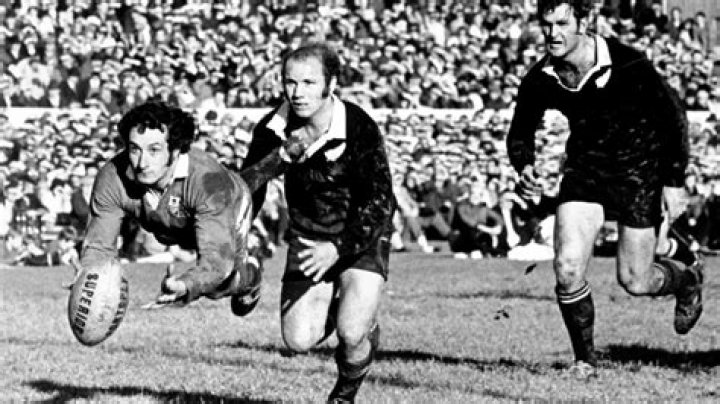 How Old Is Gareth Edwards Rugby Wife Maureen Edwards, Is She Still Alive? Everything To Know