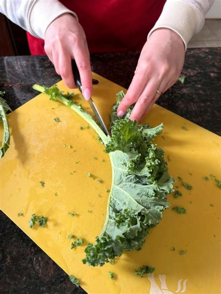 How to cut kale for salad