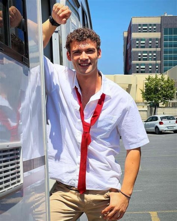 Pete Holmes Age, Height, Movies and TV Shows, Education, Family