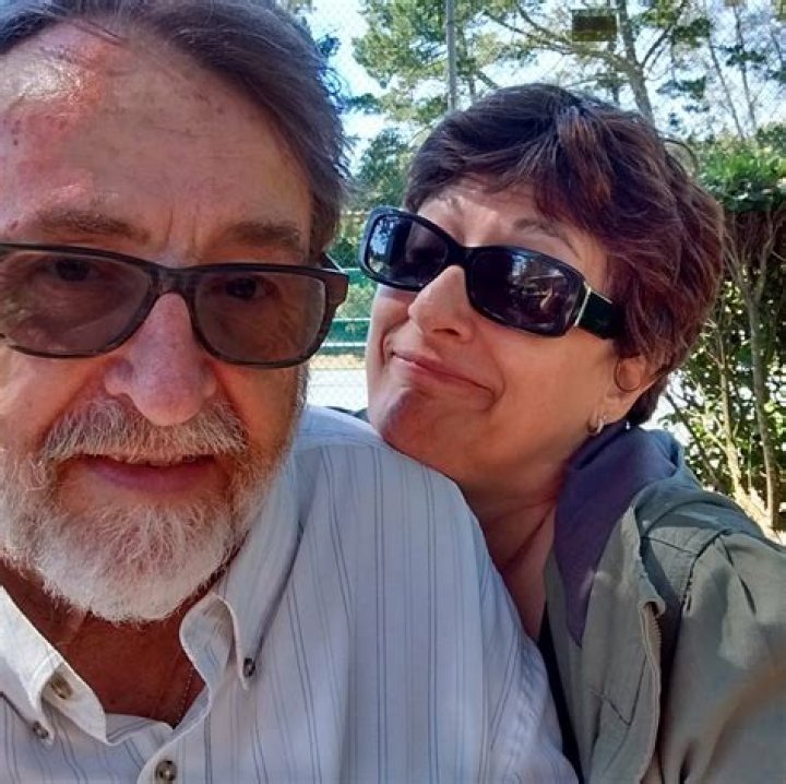 Robert Kirkman: Wife, net worth, tattoos, smoking & body facts