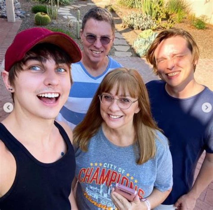 Walker Bryant (Tik Tok) Bio, Wiki, Age, Height, Parents, Girlfriend, Net Worth, Phone Number