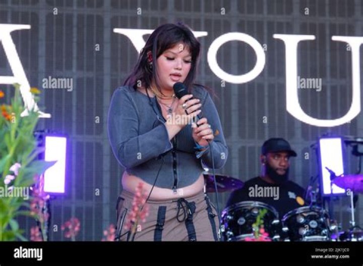 Yola (Singer) Bio, Net Worth, Age, Family, Wiki, Songs, Albums, Size